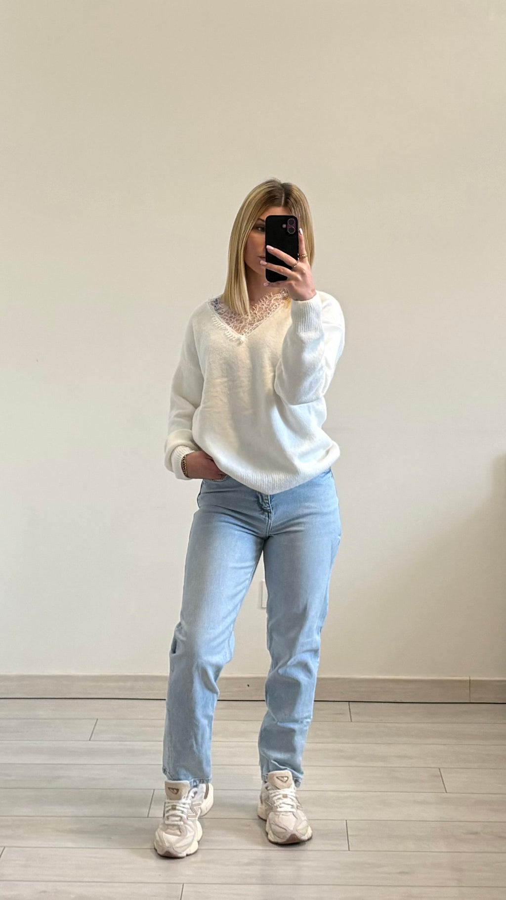 Pull doudou et col V et dentelle