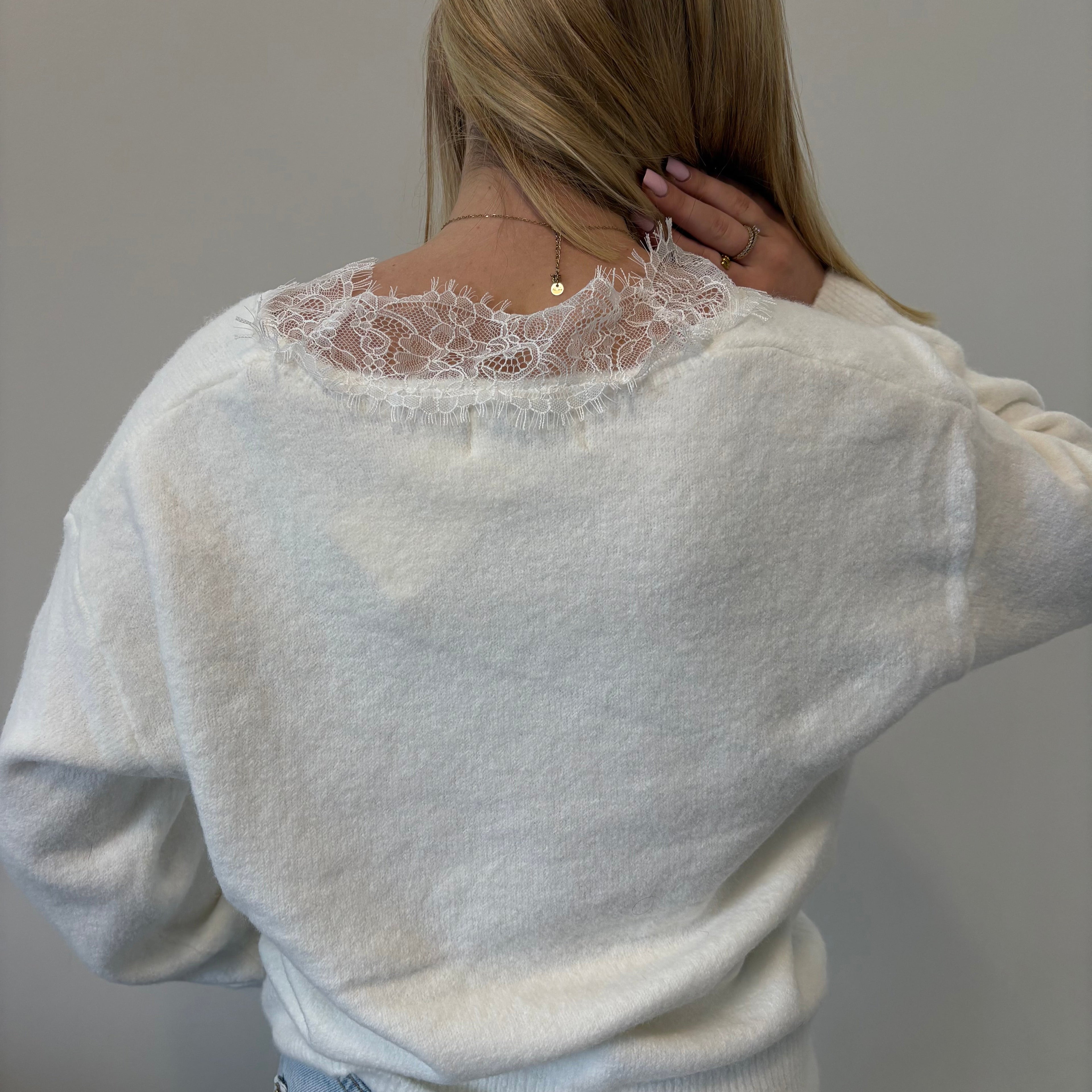 Pull doudou et col V et dentelle
